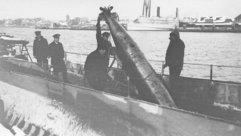 Loading Mk 10 torpedo