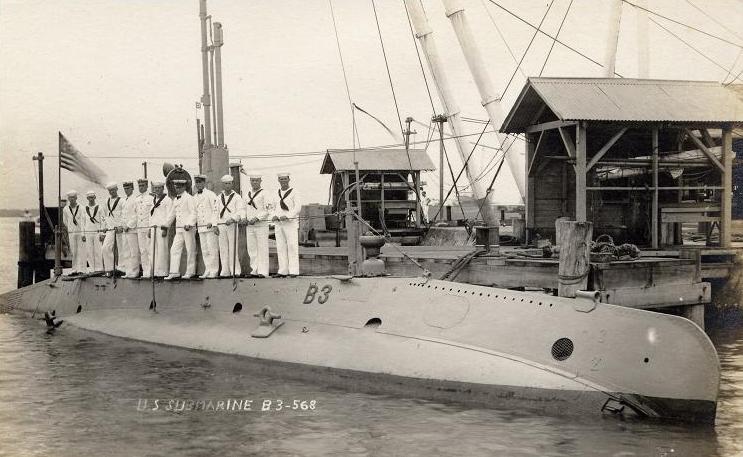 USS Tarantula ( B-3 ) SS 12 Crew Photo