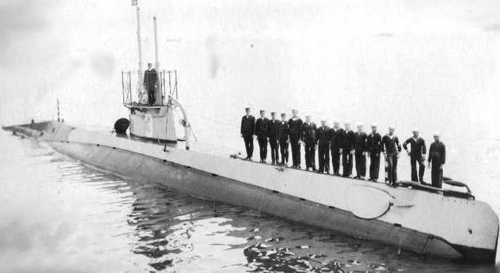 USS F-3 and crew