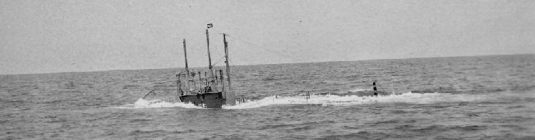 USS F-3 as the U-65 diving