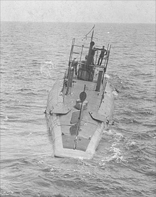 USS G-4 (ex-Thrasher)SS 26 at sea pre WW I