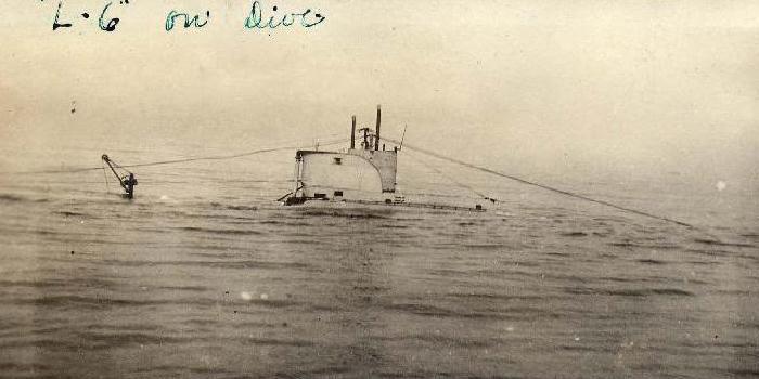 USS L-6 making a dive