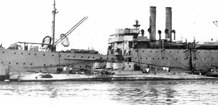 USS O-10 moored to tender