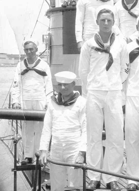 USS R-13 crew photo, close-up