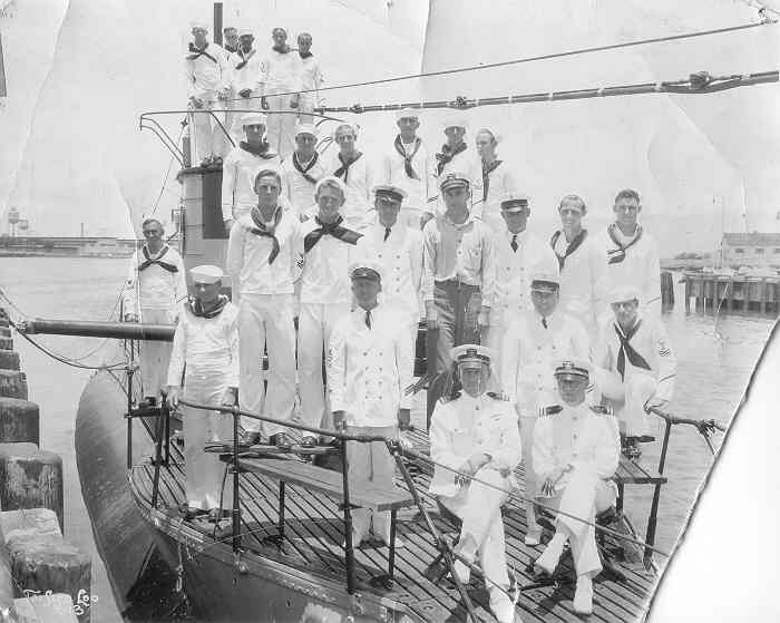 USS R-13 crew photo, Pearl Harbor