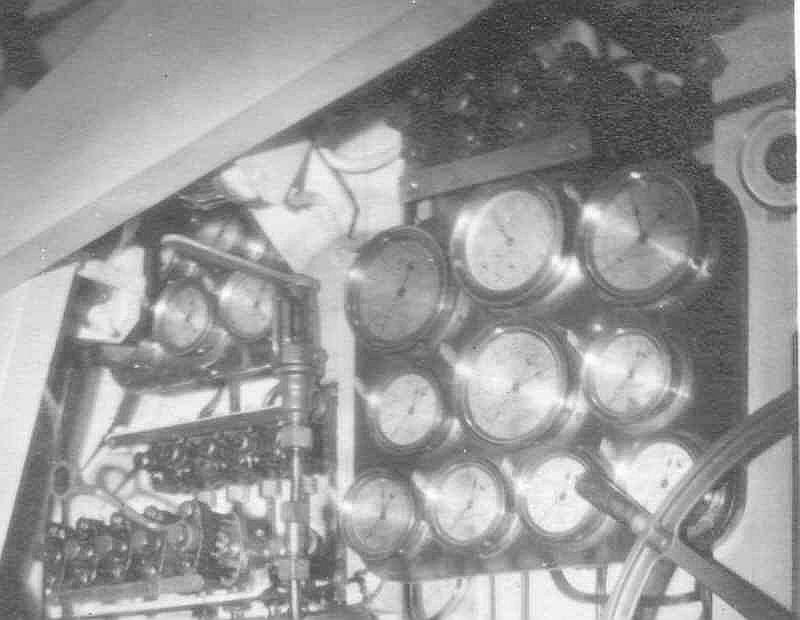 USS R-14 control room air manifold