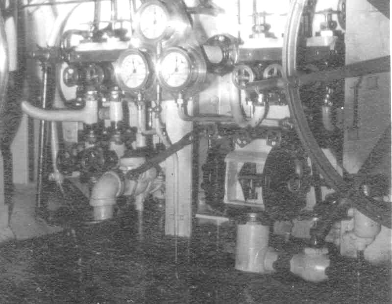 USS R-14 control room air manifold