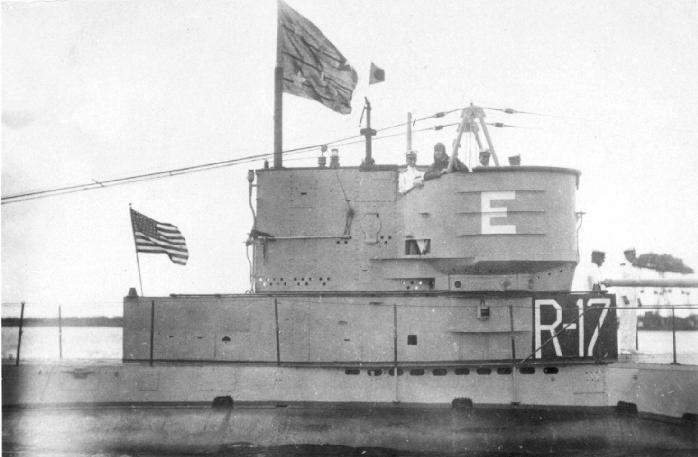 USS R-17 underway with an Admiral aboard