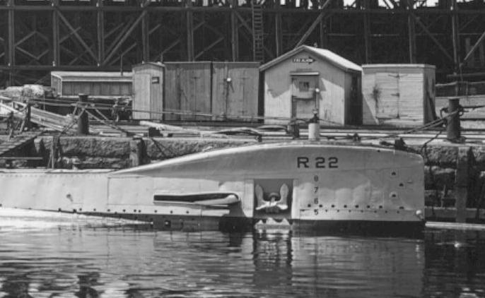 USS R-22 bow