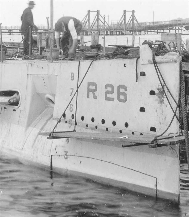 USS R-26 SS 103 bow detail