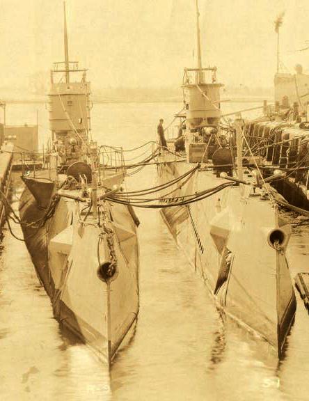 USS R-9 and USS S-1 moored side by side