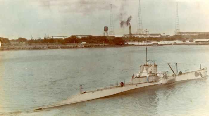 USS R-17 underway