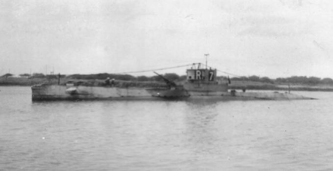 USS R-7 in Pearl Harbor, TOH 1925