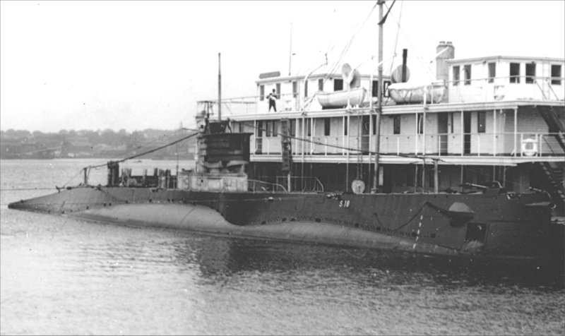 USS S-18 moored to the barge Isaac L. Rice