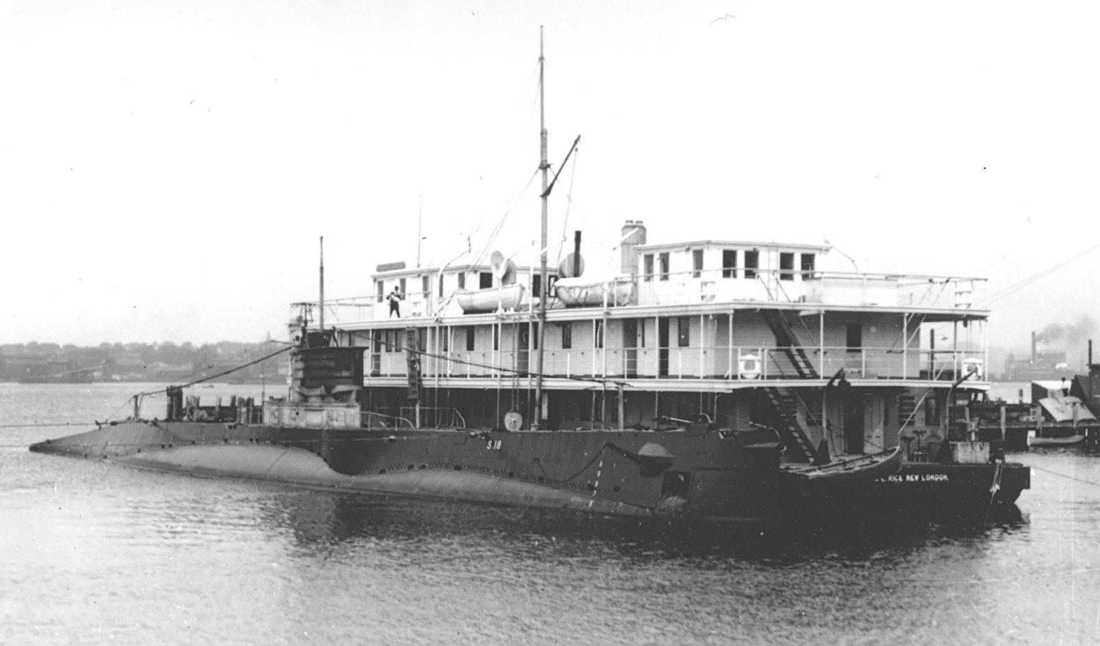 USS S-18 moored to the barge Isaac L. Rice